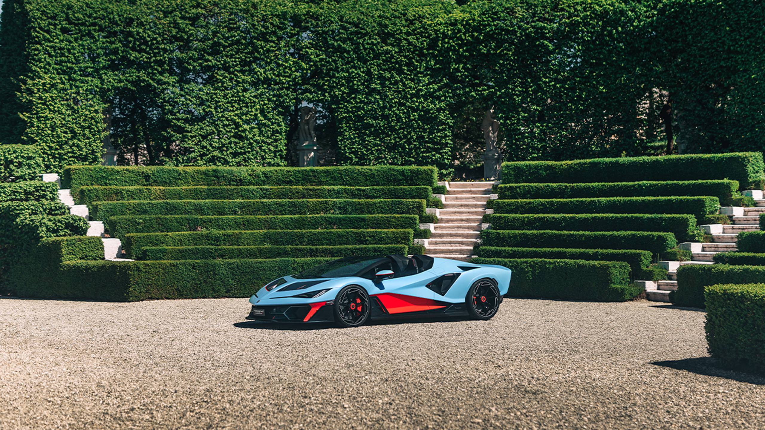 Lamborghini Fenomeno Roadster 2027 takaa kuvattuna, V12-pakoputket näkyvissä