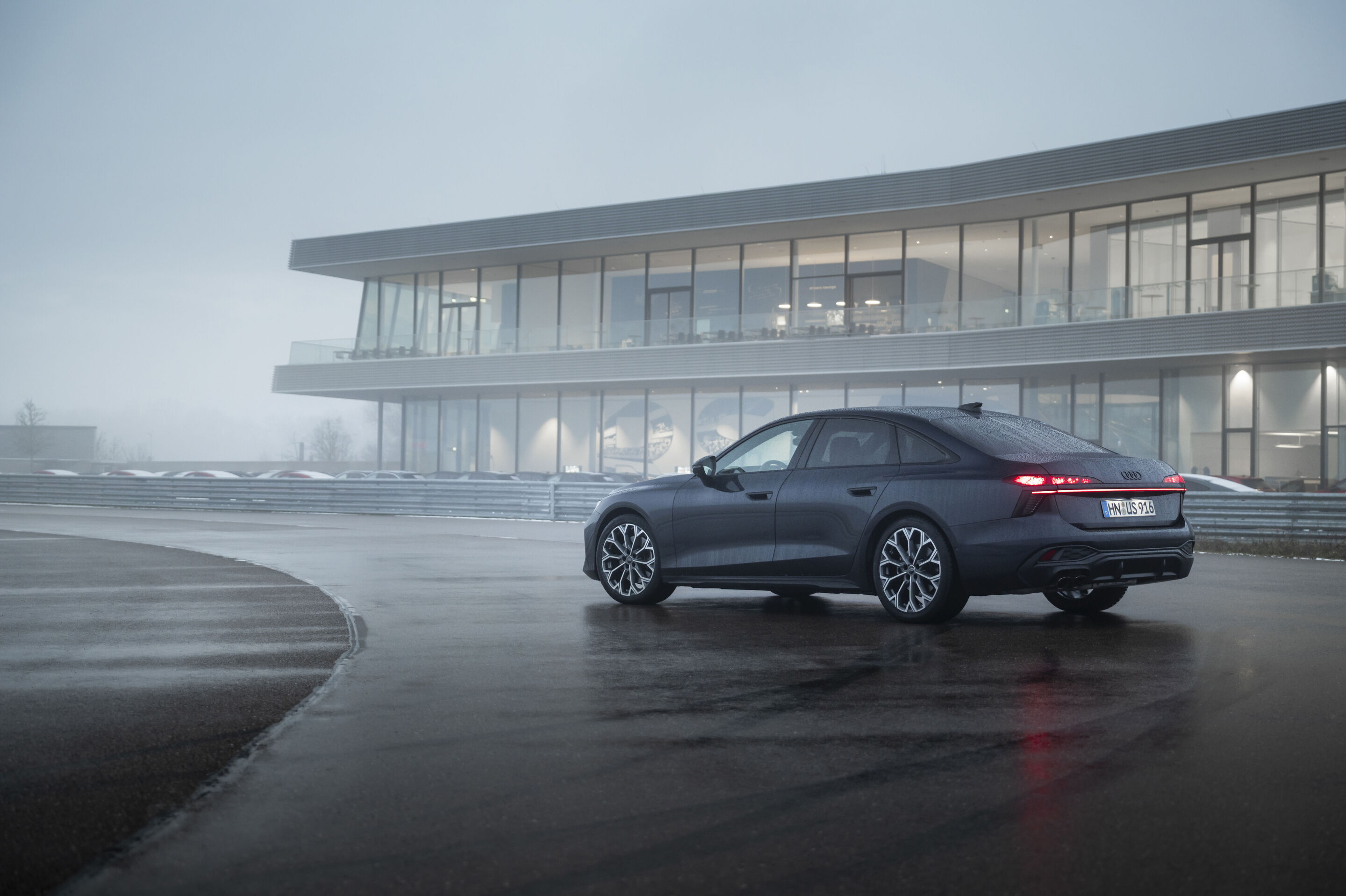 Audi A6 TFSI Sedan 2026 takaa