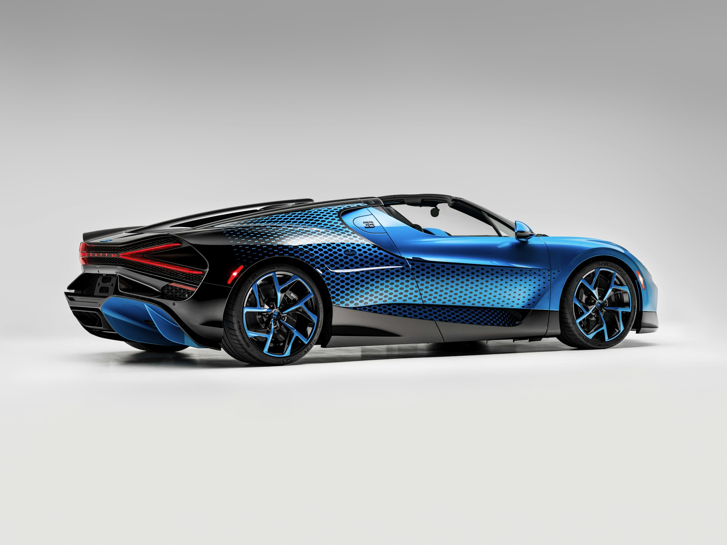 Bugatti W16 Mistral Fly Bug 2026: sudenkorento maalattuna hyperautoon