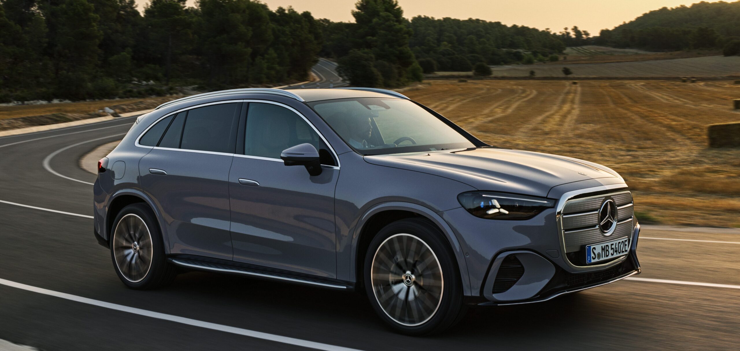 Mercedes-Benz GLC EV 2026: 800 V MB.EA-alustalla 713 km kantamaa ja 39,1 tuumaa Hyperscreenia
