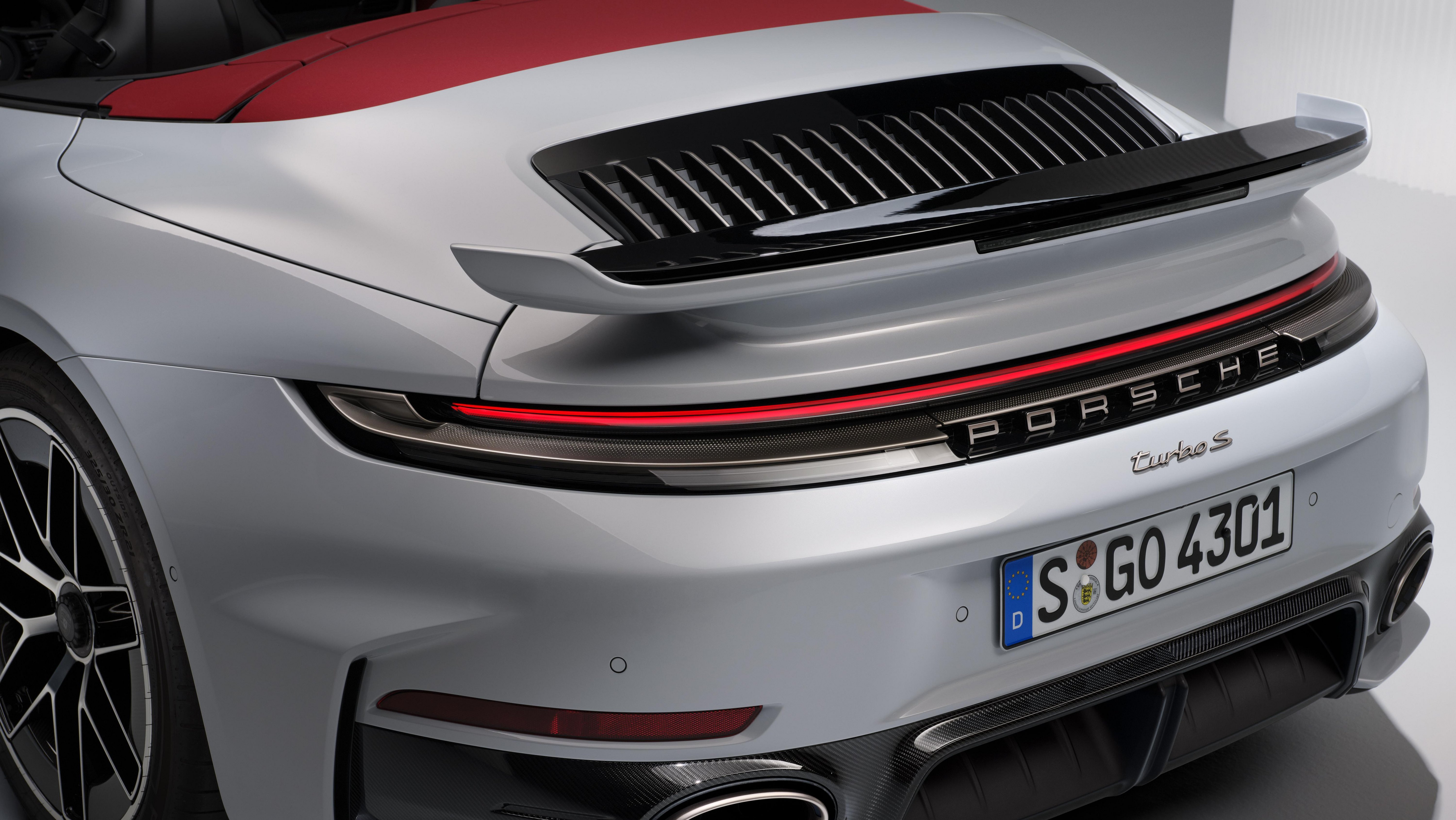 Porsche 911 Turbo S Cabriolet takaa, PORSCHE-kirjainmerkki