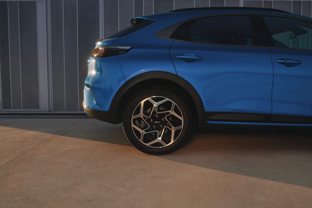 Kia XCeed takakulma ja 18-tuumainen vanne