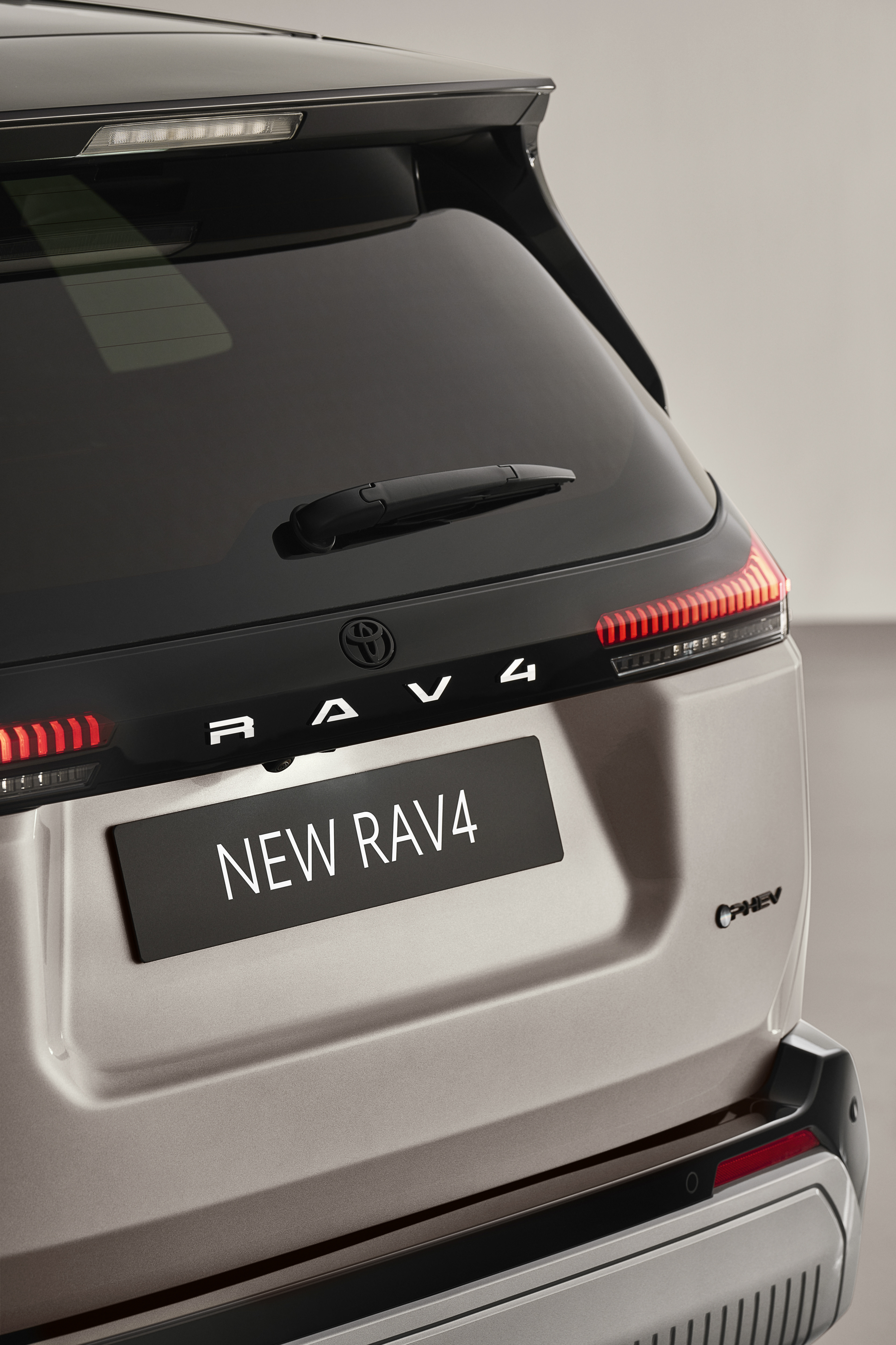 Toyota RAV4 takavalo ja PHEV-tunnus