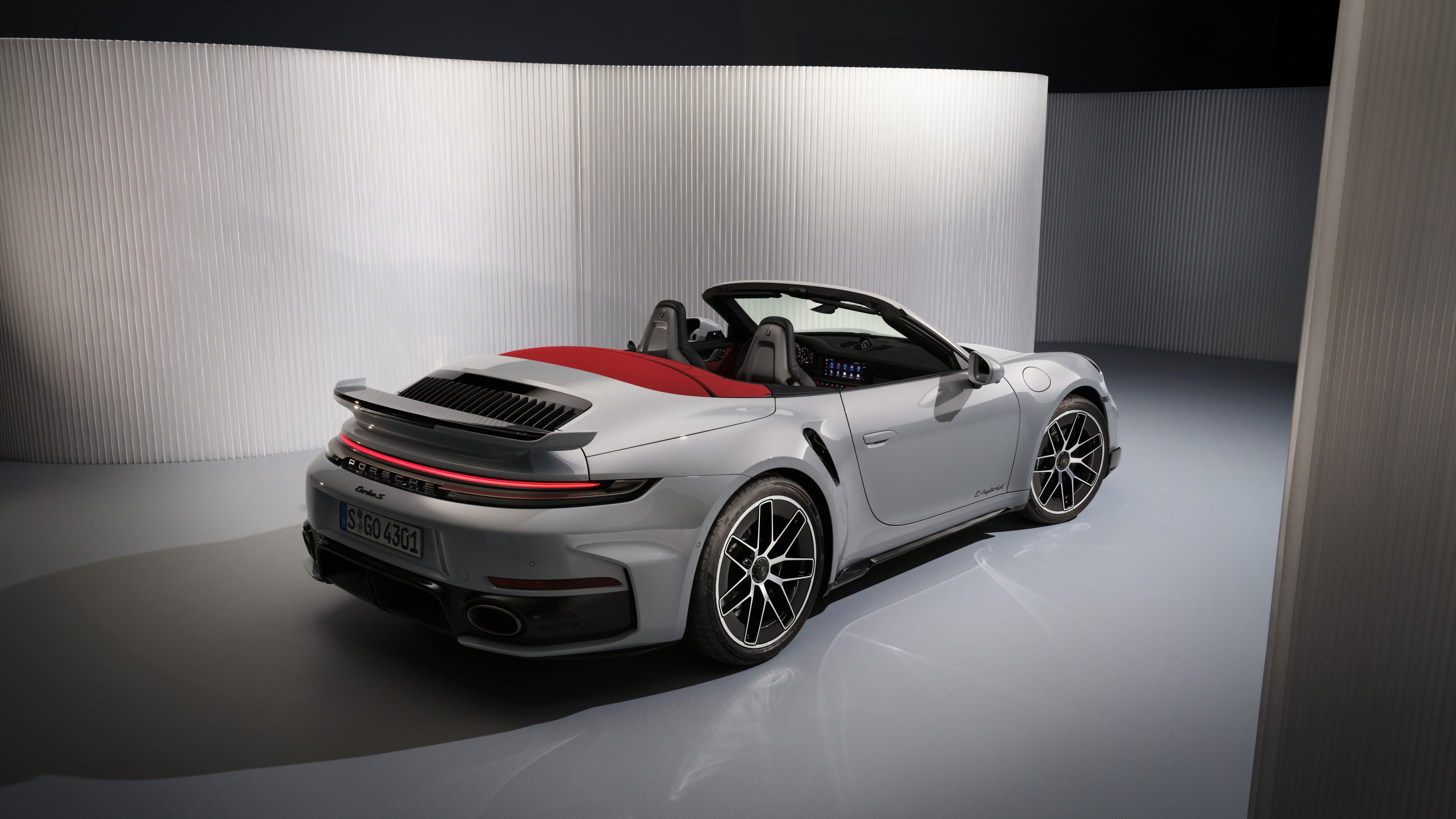 Porsche 911 Turbo S Cabriolet takaa, kuomu taitettu