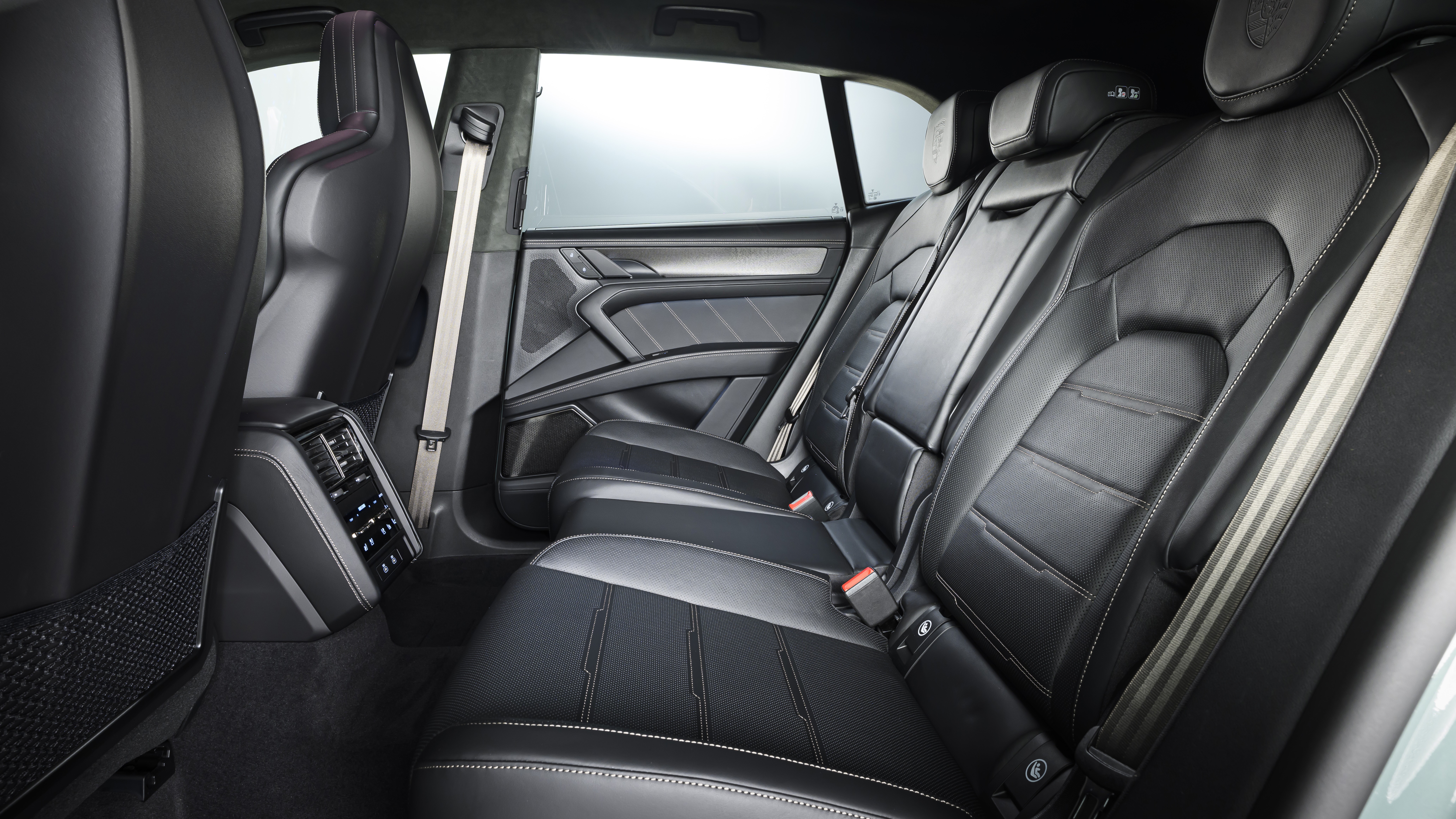 Porsche Cayenne Turbo Electric, sisätila
