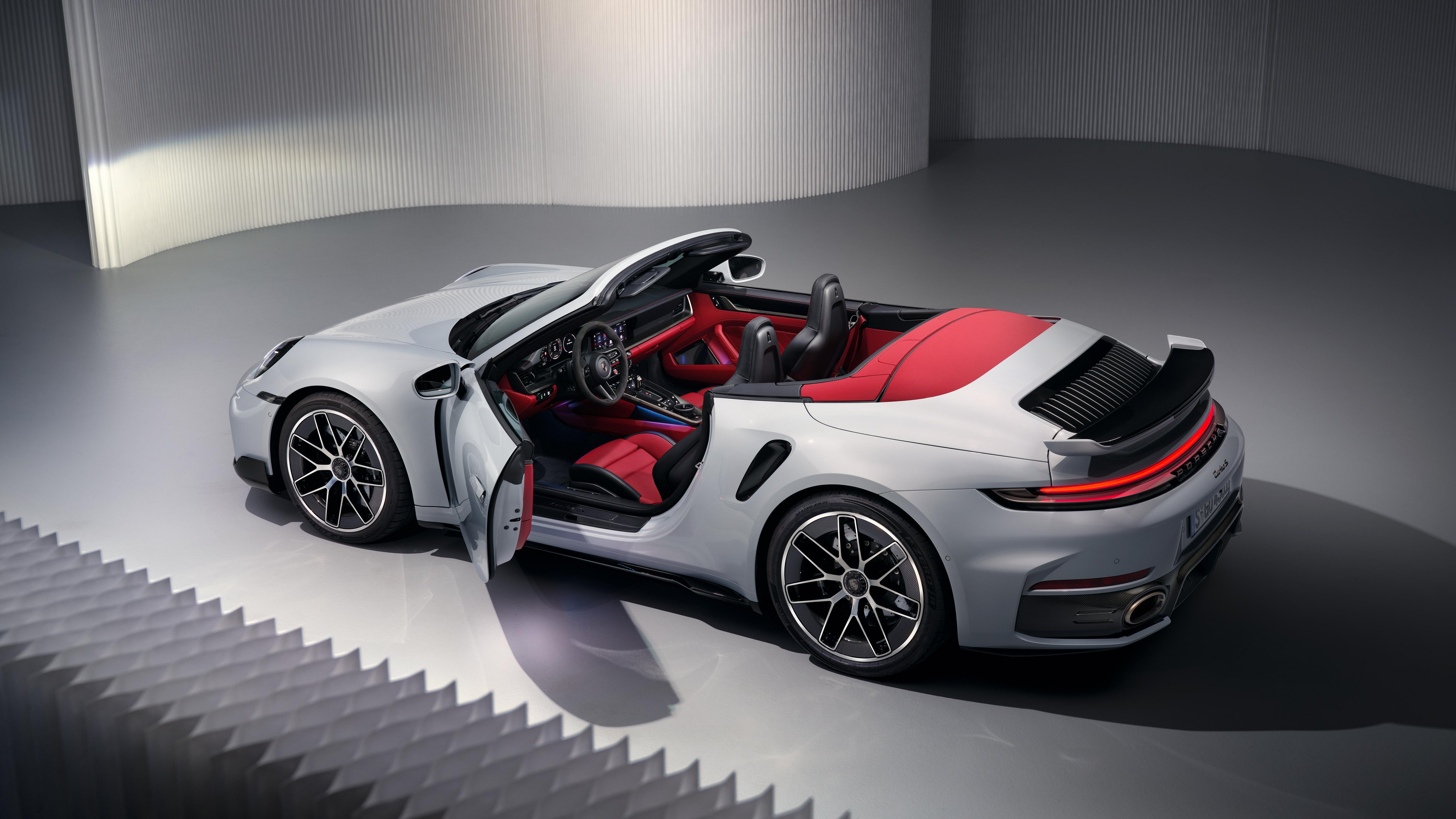 Porsche 911 Turbo S Cabriolet, ovi auki, punainen sisätila