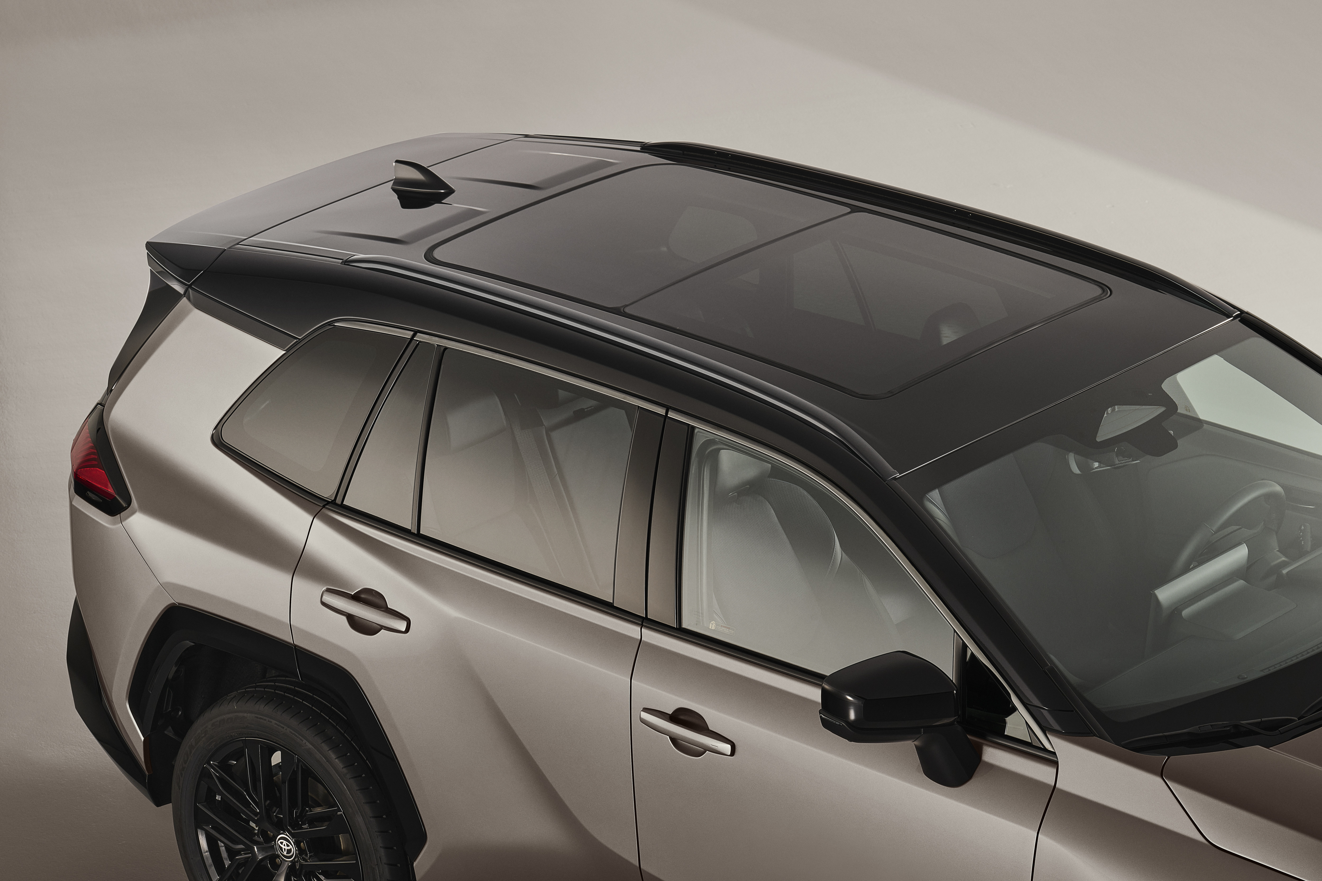 Toyota RAV4 panoraamakatto