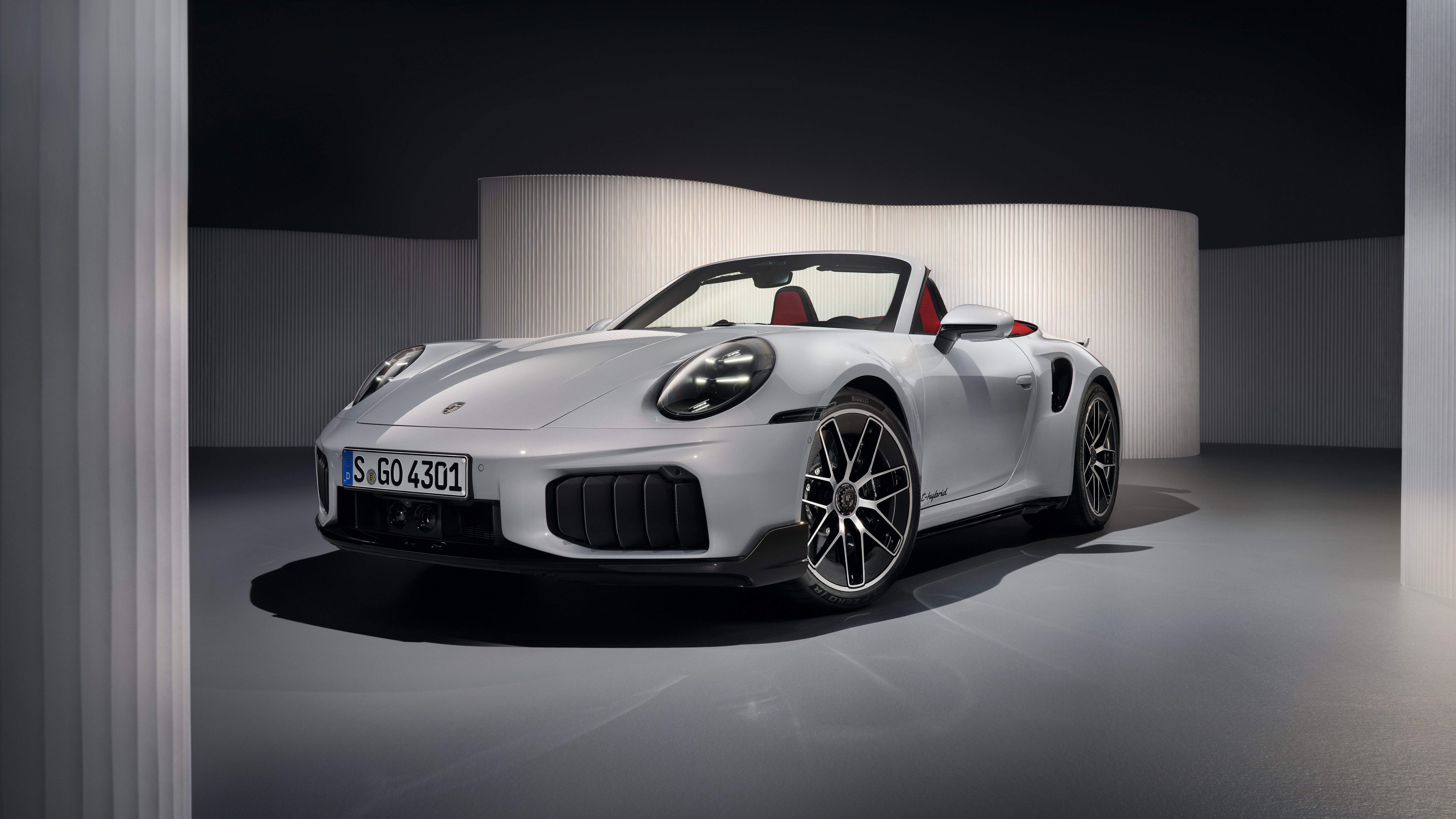 Porsche 911 Turbo S Cabriolet takaa, rannikkotie auringonlaskussa