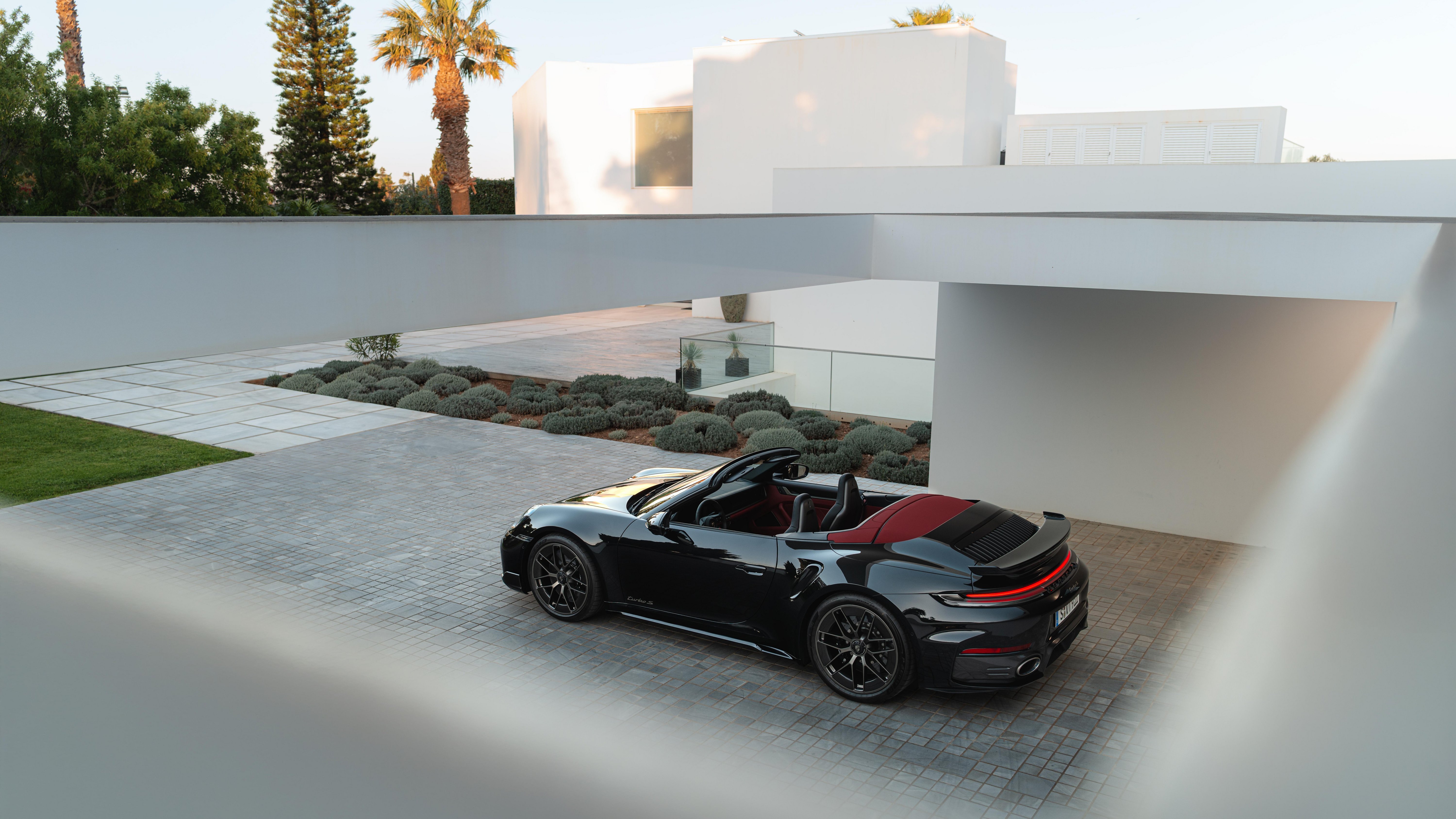 Porsche 911 Turbo S Cabriolet pysäköitynä modernin talon edustalle