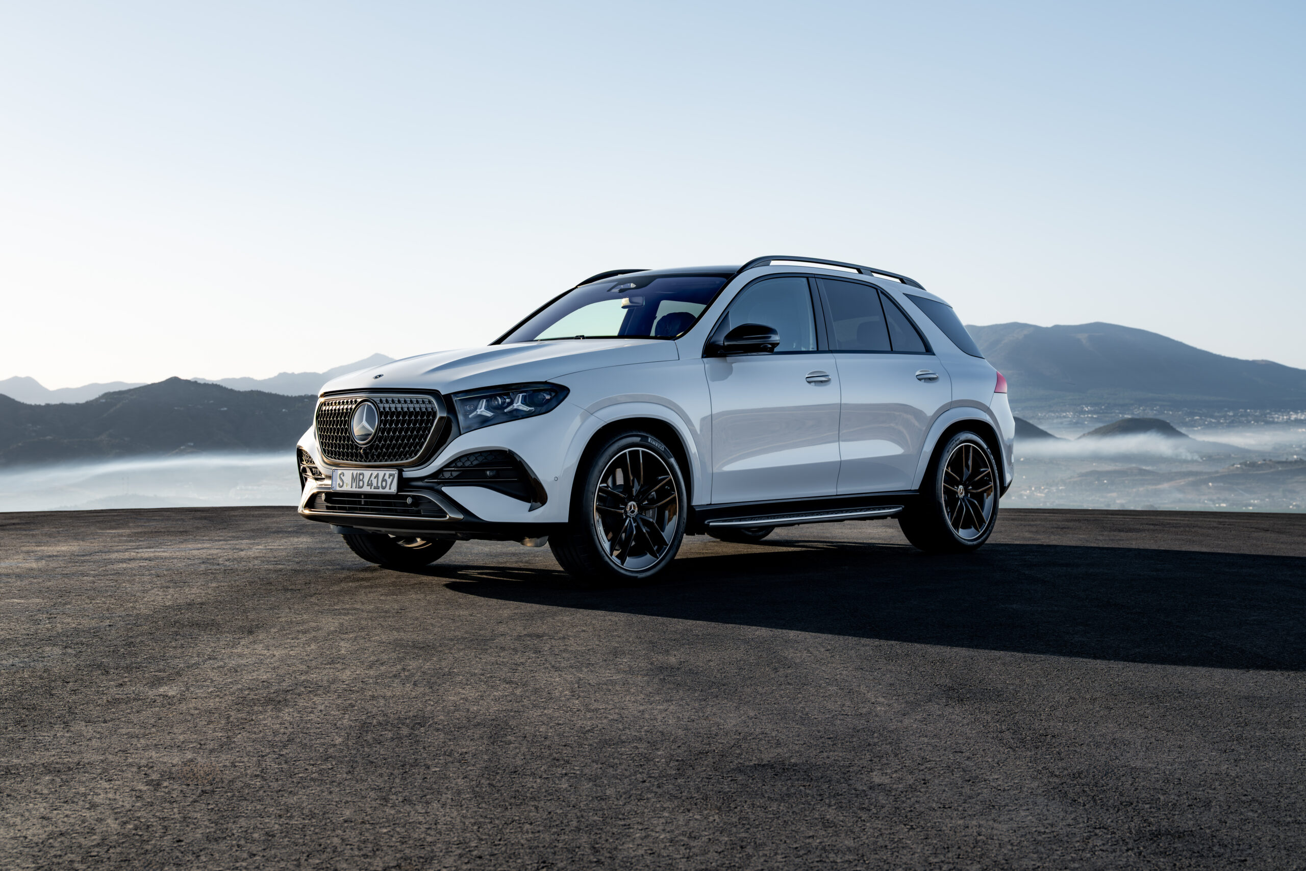 Mercedes-Benz GLE 2027: laaja päivitys MB.OS:lla, MBUX Superscreenillä ja sähköistetyillä moottoreilla