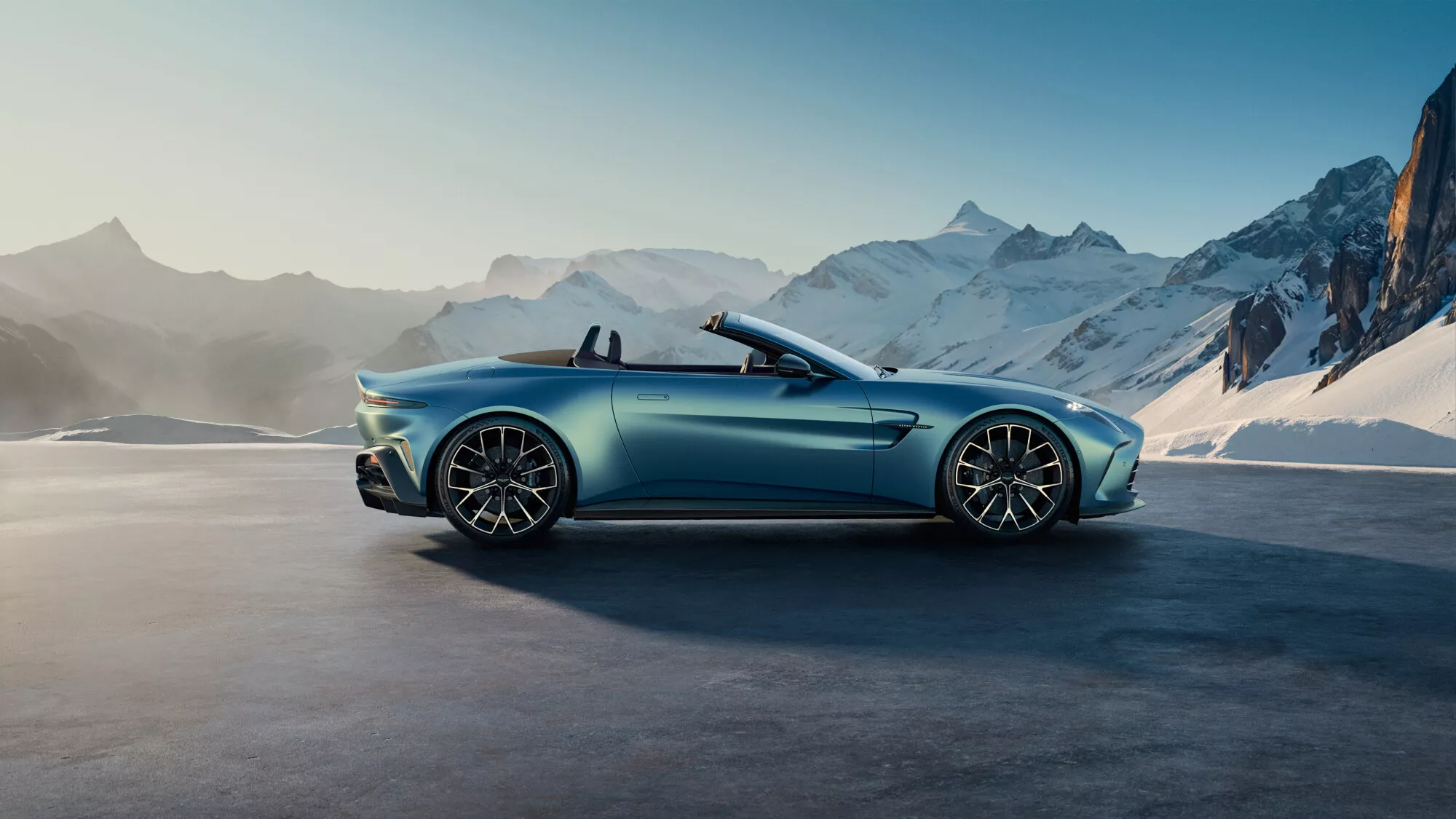 Aston Martin Vantage Roadster 2026: 665 hv 4,0 V8 ja 6,8 sekunnin Z-fold-katto